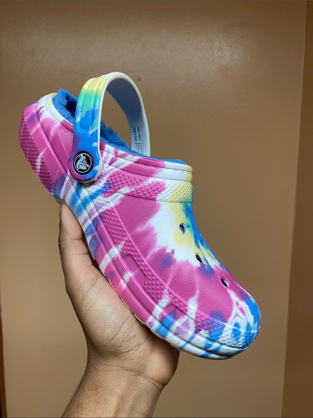 Crocs Classic Comfort Faux Fur Lined Tie Dye Clogs Size 7 - Picture 11 of 17